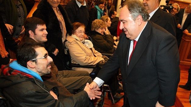 El presidente de las Cortes de Castilla-La Mancha, Vicente Tirado, muestra apoyo institucional a enfermos de esclerosis múltiple