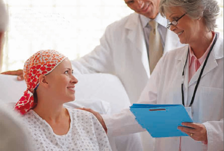 Paciente con cáncer junto a especialistas